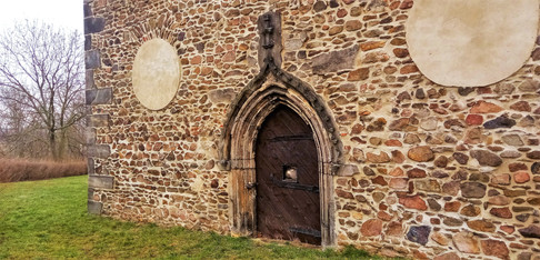 Detail vstupního portálu kostela v bývalé obci Kirchlice; kostel přežil vlastní obec o více než 300 let