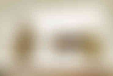 Ježíš položený Marii do klína je ve Lhotce zpodobněn jako dítě, které zemřelo na následky hladomoru; Kristovo položení do hrobu je vizí generála Wellingtona marně po bitvě u Waterloo hledající stopy života