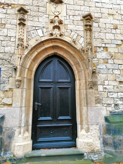 Erb rodu pánů z Černčič nad vstupem do kostela svatého Petra v Lounech