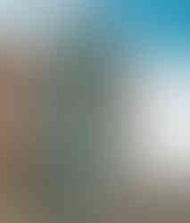 Silueta Tančícího domu okouzluje svým vysunutím nad linii chodníku