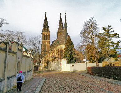 Bazilika svatých Petra a Pavla při pohledu z ulice K Rotundě