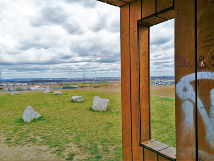 Na vrcholu umělého kopce Kamínek se kromě dřevěné vyhlídky nachází také kamenný kompas