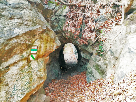 Aby bylo možné zachovat stezku kolem Údolí Svatojánských proudů nad Štěchovickou přehradou, bylo nutné část cesty vysekat do skal