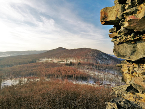 Pohled na trojvrchol Solanské hory z Oltáříku; Solanskou horu tvoří kromě vlastního vrcholu i Dlouhý vrch a Třtín