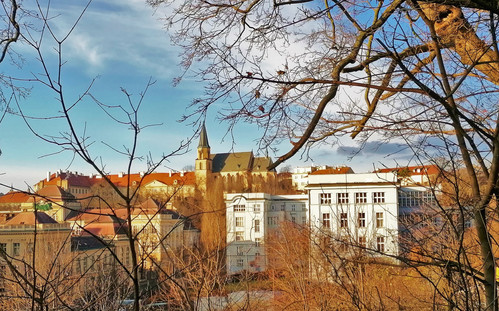 Kostel svatého Apolináře při pohledu z Parku Ztracenka