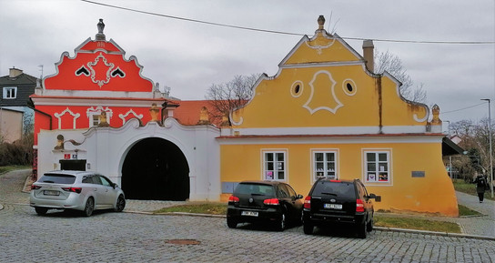 Kvůli dvěma velmi zdobeným budovám statku ve stylu selského baroka je historické centrum pražských Bohnic vesnickou památkovou zónou