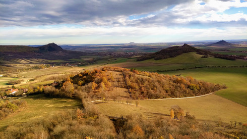 Panorama Českého Středohoří z Plešivce
