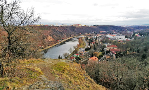 Na vyhlídku na údolí řeky Vltavy nás dovede žlutá turistické stezka