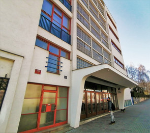 Detail vstupního portálu bývalého státního reálného gymnázia v pražských Dejvicích