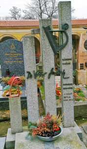 Hrob hudebního skladatele Václava Smetáčka a za ním vlevo najdeme na pražském Vyšehradě i hrob Antonína Strýčka Jedličky