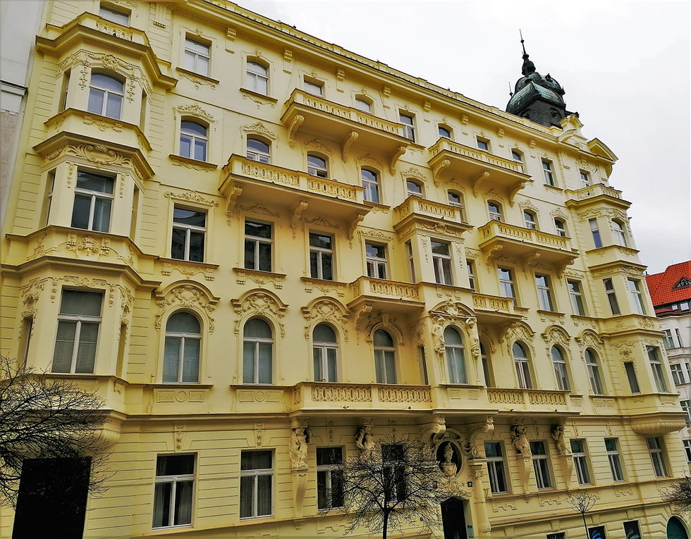 Ukázka umělecké propracovanosti fasády jednoho z vršovických domů