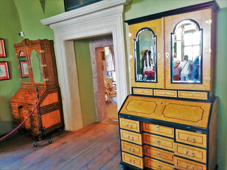 Cenné sekretáře v dětském pokoji na zámku Mělník