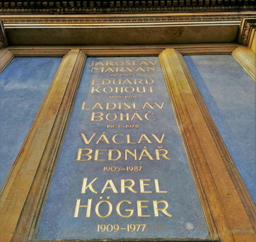 Naposled se sestava vyšehradského Slavína měnila v roce 2013, mezi nejvýznamnější osobnosti našich dějin přibyly ostatky herce Karla Högera