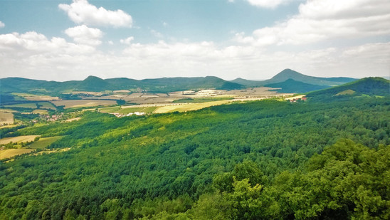 Jako žraločí ploutev vypadá z Košťálova Lipská hora a Milešovka pyšně ční nad okolní vrchy , a to i přes to, že je zakrývá i v létě mírný opar