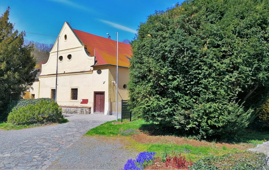 Hospodářské budovy zámku v Roztokách dnes bezezbytku využívá místní muzeum