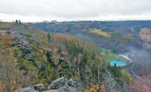 Koupaliště v Divoké Šárce, tak jak je viděné z vyhlídky Dívčí skok