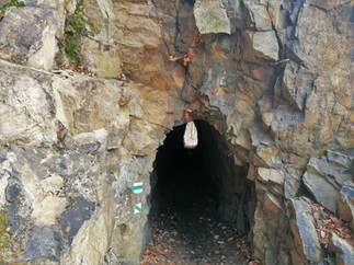 Jeden z tunelů na naučné stezce Údolím Svatojánských proudů u Štěchovické přehrady