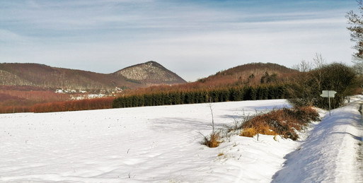 Lipská hora je velmi čitelná mezi ostatními kopci Českého středohoří díky svému tvaru; napravo od ní je vrch Líšeň s výškou 548 metrů