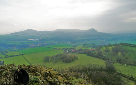 Košťálov a pohled z Plešivce na část Českého středohoří směrem k Lovosicím