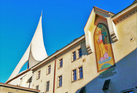 Emauzské věže a ukázka beuronské malířské výzdoby na zdejším klášteře