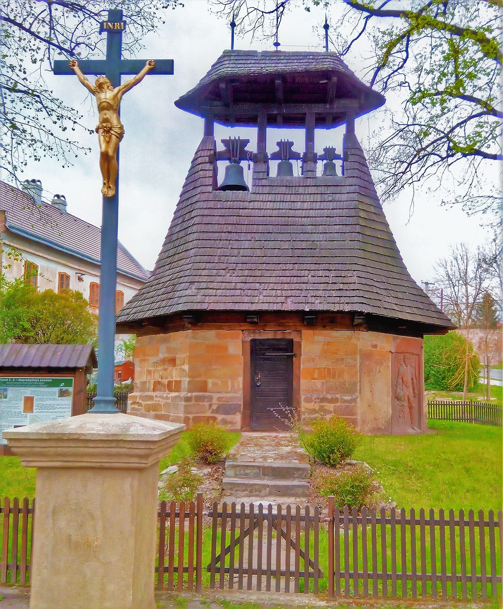 Dřevěná zvonice v Neprobylicích je jedinou českou zvonicí, kde můžeme obdivovat krásu zvonů zvenčí