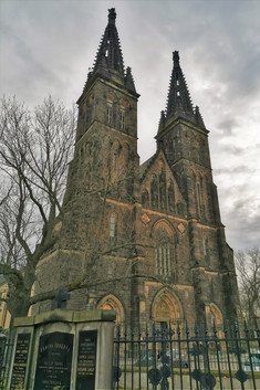 Velkolepé novogotické věže baziliky svatých Petra a Pavla na Vyšehradě ukrývají zvony, které jsou v Praze svým zvukem pověstné