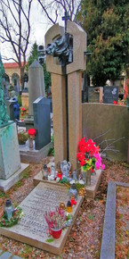 Hrob nadace Život umělce na pražském Vyšehradě - společně tu odpočívají Vlasta Fabiánová, Ljuba Hermannová, Zita Kabátová, Zuzana Navarová, Zdeněk Dítě, Drahomíra Tikalová, Karel Vlach a řada dalších