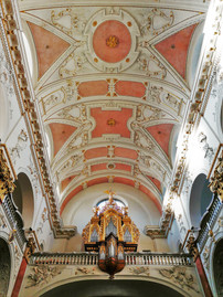 Varhany a klenba jezuitského kostela svatého Ignáce z Loyoly