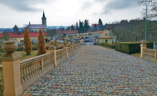 Pohled z příjezdové zámecké cesty na město Mníšek pod Brdy