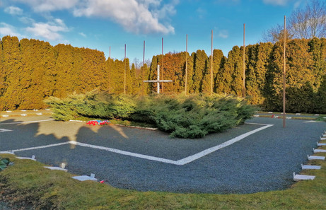 Na čestném pohřebišti Ďáblického hřbitova se nacházejí oběti Květnového povstání, v jednom z neoznačených hrobů tu pak na hřbitově leží i ostatky K. H. Franka