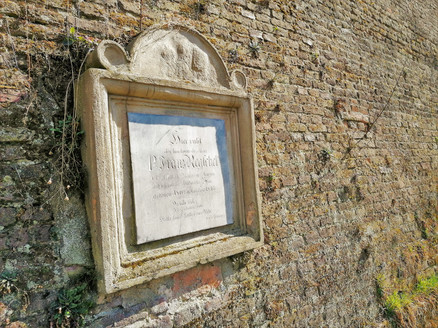 Jeden z desítek náhrobních kamenů z bývalého vojenského dělostřeleckého hřbitova, který najdeme v parku Max van der Stoela