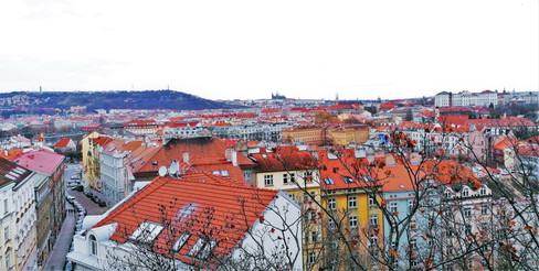 Nusle a Pražský hrad při pohledu z vyhlídky Gorlice na pražském Vyšehradu