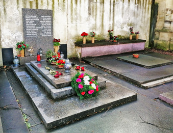 Na Olšanech najdeme i společný hrob Klementa Gottwalda a dalších komunistických pohlavárů - jeho ženy Marty, Gusty Fučíkové nebo Marie Majerové