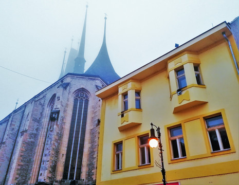 Chrám svatého Mikuláše v Lounech uprostřed podzimního mlhavého dne