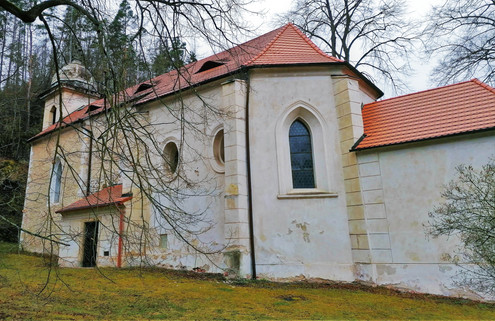 Na kopuli kostela svatého Kiliána v Davli najdeme jeho sochu