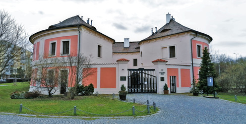 Chodovská tvrz je téměř dokonale kruhová stavba, přetnutá jen nálevkovitým vstupem na nádvoří bývalé tvrze