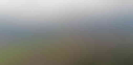 Obec Lhota je vklíněna pod Lipskou horu