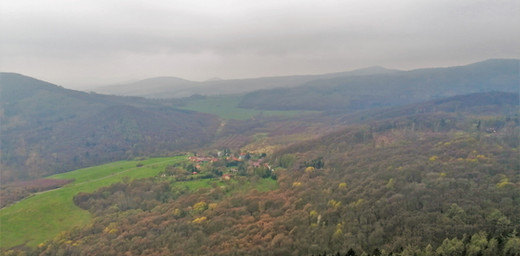 Obec Lhota je vklíněna pod Lipskou horu