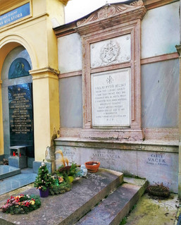 Společně v Václavem rytířem Bělským je na Vyšehradě pochován i hudební skladatel Karel Vacek