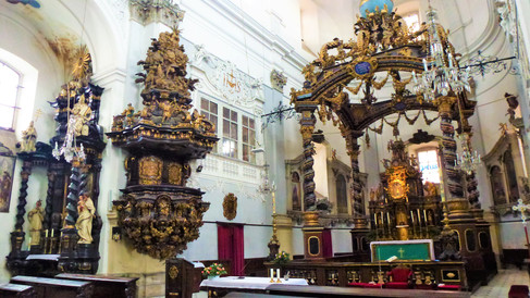 Baldachýnový oltář, kazatelna a další boční oltáře tvoří vhodně se doplňující se vnitřní vybavení NKP Bazilika Panny Marie Bolestné v Bohosudově