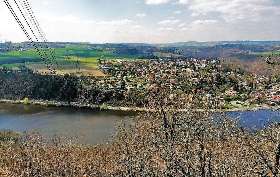 Obec Měchenice se nachází na levém břehu Vltavy, vyhlídka na Měchenice je na břehu opačném
