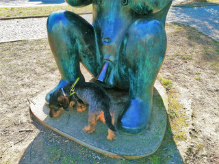 Květušku v parku Hadovka zaujala některé partie sochy Jaroslava Róny Malý Marťan