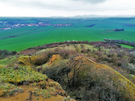 Obec Křesín při pohledu z hory Rohatec