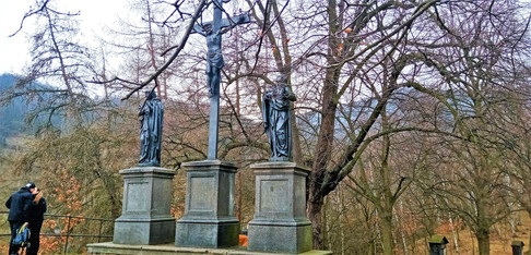 Polibek pod dohledem Krista, Panny Marie a Máří Magdalény v Krupce - Bohosudově