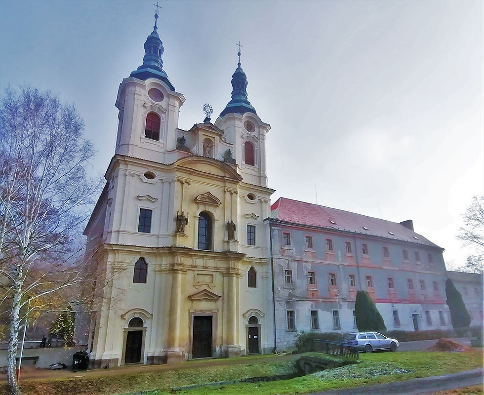 Poutní kostel Nanebevzetí Panny Marie se stavebně přimknutým klášterem Ročov