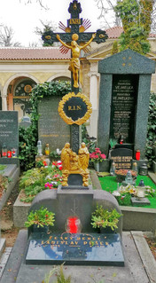 Při procházce vyšehradským hřbitovem určitě narazíme i na hrob oblíbeného herce Ladislava Peška