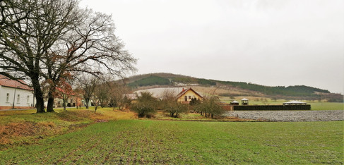Pohled na Národní přírodní památku Velký vrch u Vršovic směrem z obce Vršovice