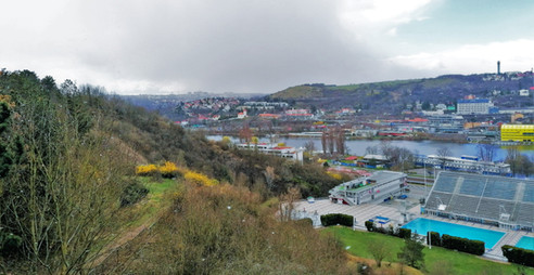 Sněhová přeháňka nad plaveckým areálem v Podolí