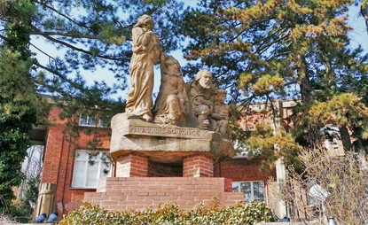 Sousoší Komenský se loučí s vlastí je součástí Bílkovy vily, stojí v zahradě