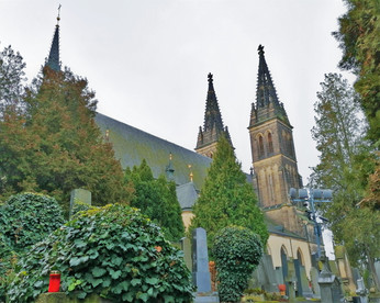 Věže baziliky svatých Petra a Pavla dohlížejí na klid na vyšehradském hřbitově